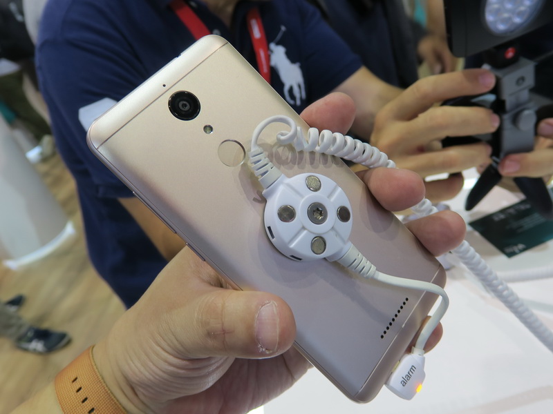 低価格ながら、背面には指紋認証センサーを備える。ラウンドした形状で持ちやすい