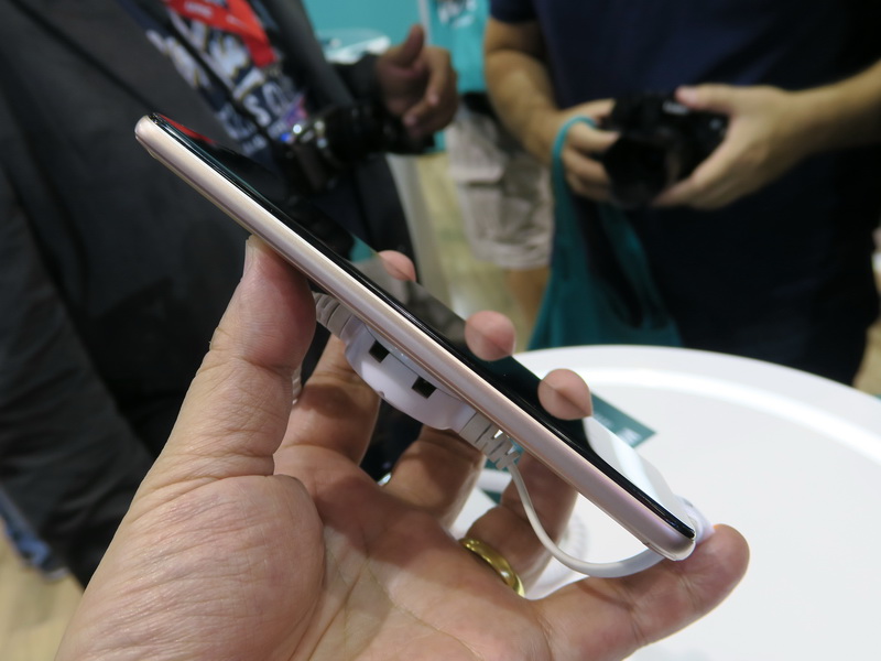 VIEWの左側面にはボタン類などが備えられていない