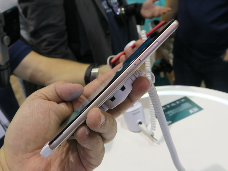 VIEWの右側面には電源ボタンや音量キーなどが並ぶ