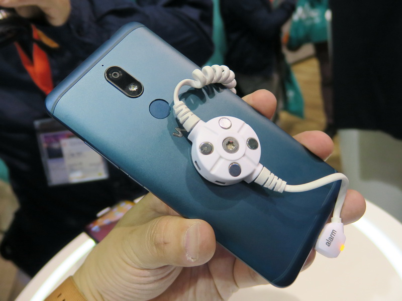 背面には指紋認証センサーを備える。VIEW XLと同じように、マットな仕上がりで、指紋の跡などが残りにくい