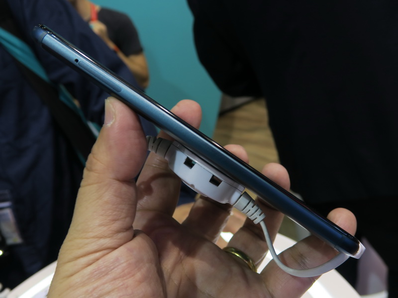 VIEW PRIMEの左側面にはピンを挿して取り出すトレイ式のSIMカードスロットを備える