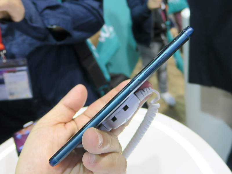 VIEW PRIMEの右側面には電源ボタンや音量キーなどが並ぶ