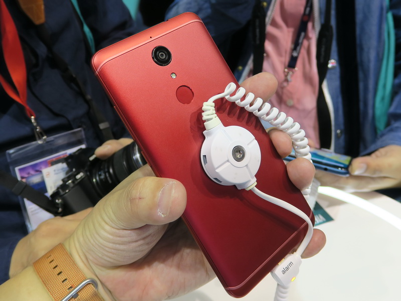 背面には指紋認証センサーを備える。VIEWと違い、マットな仕上がりで、指紋の跡などが残りにくい