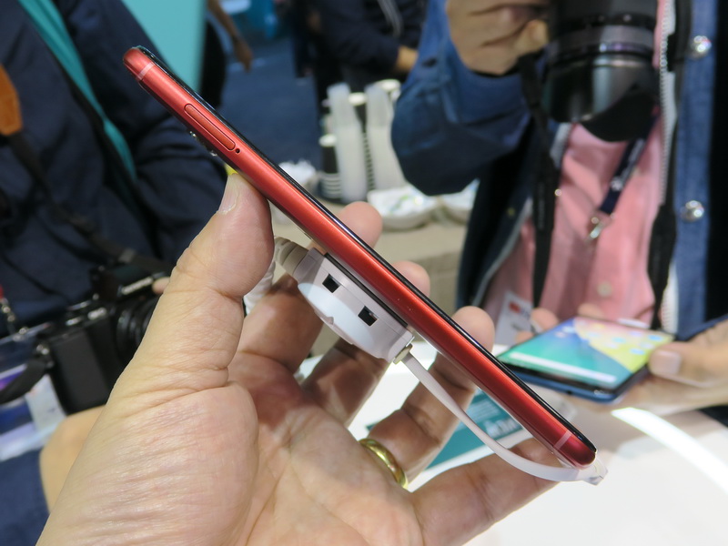 VIEW XLの左側面にはピンを挿して取り出すトレイ式のSIMカードスロットを備える