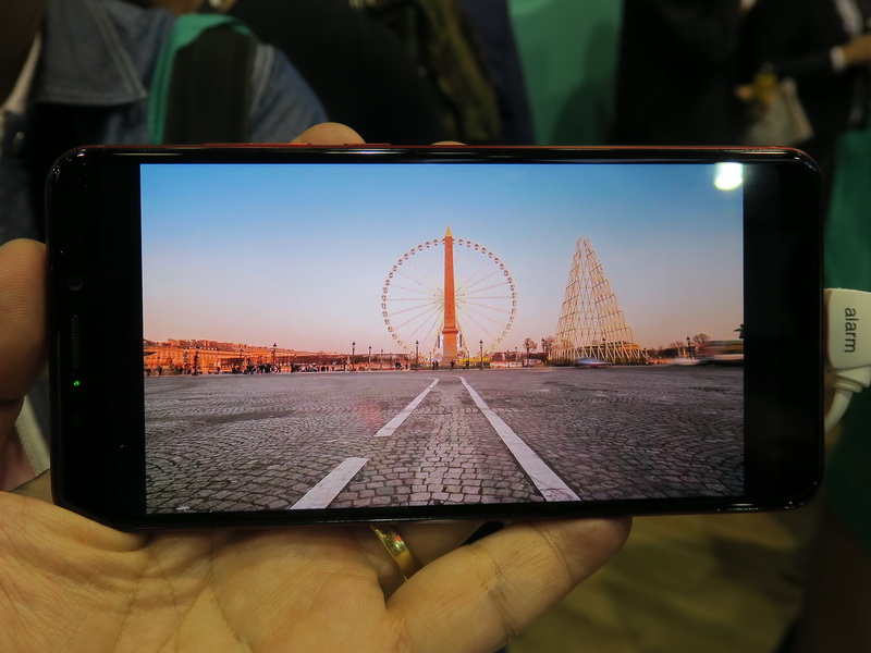 迫力ある映像を楽しめる縦横比18:9のワイドスクリーン（写真はVIEW XL）