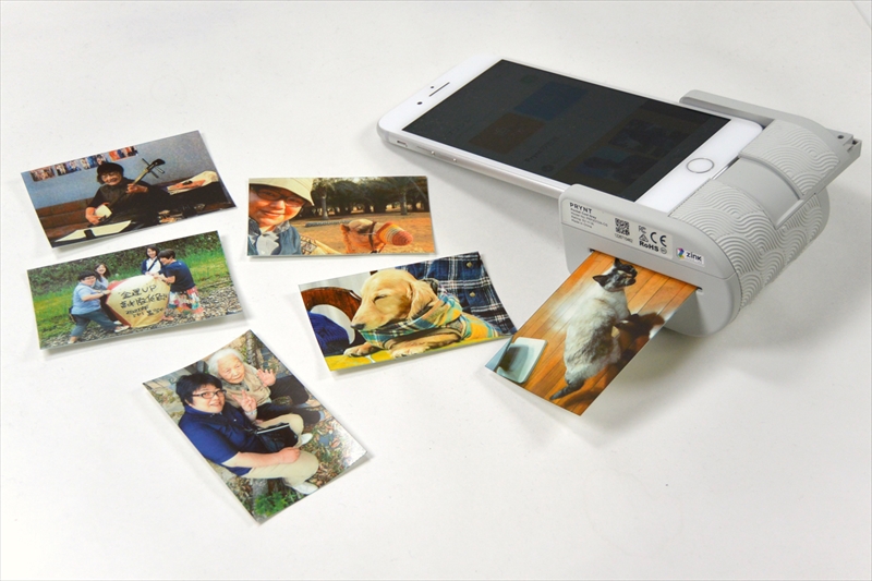 PRYNT POCKETをセットしたiPhone 7 Plus（右）と、プリントした写真。本体のLiightningコネクタ部分と横幅は稼動式で、iPhone 5からiPhone 7 Plusまで幅広いサイズをカバーする