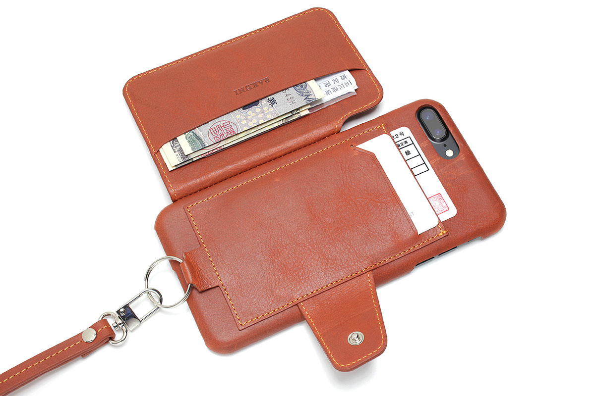 「RAKUNI」に刻印のないカードを2枚と刻印付きカード2枚、それから紙幣3枚を入れた状態。わりと薄くまとまりますが、ポケットなどに入れるときには赤矢印の段差部分が引っ掛かりがちです。