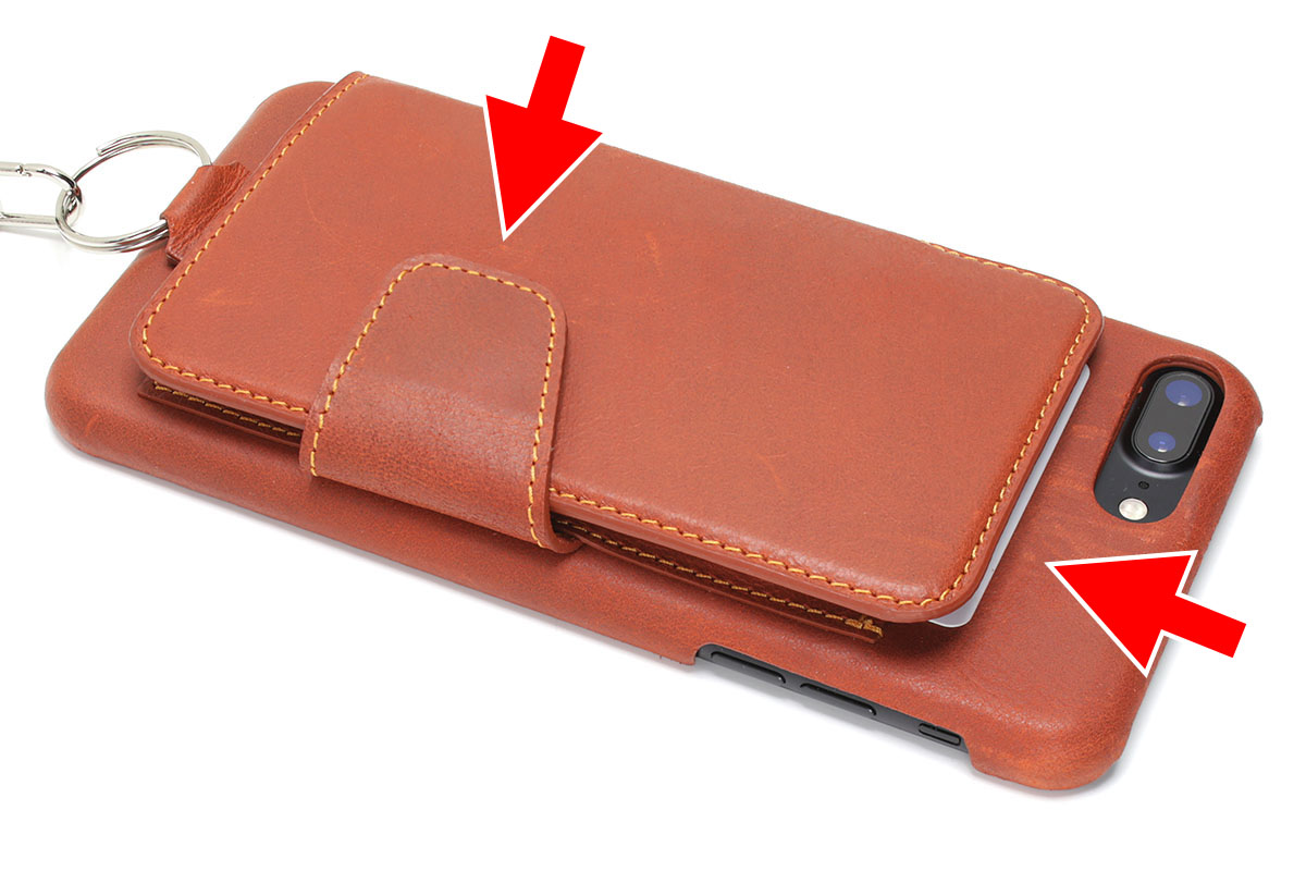 「RAKUNI」に刻印のないカードを2枚と刻印付きカード2枚、それから紙幣3枚を入れた状態。わりと薄くまとまりますが、ポケットなどに入れるときには赤矢印の段差部分が引っ掛かりがちです。