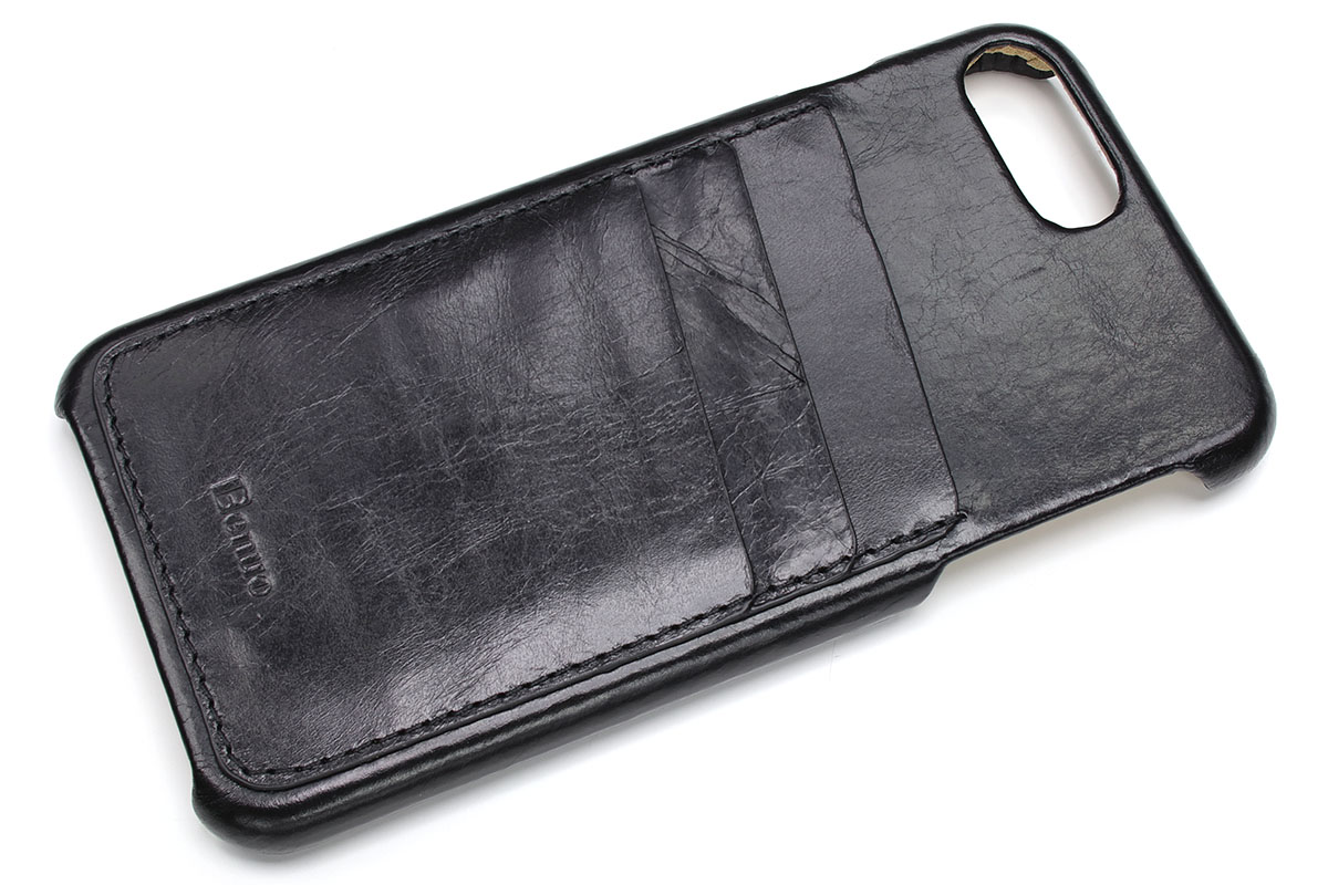 Benuo製ケース。Amazonで799円でした。背面に3つのポケットがあるケースで、上記カードが違和感なく収まり、まだ少し余裕がありました。カードを分類しつつ収められてイイ感じ。ただ、ケース自体の「つくりの精度」があまり高くなく、手作り感があり、ポケットの縫製部の強度に少し不安が残ります。とは言っても実用的な強度はあると思います。また、この価格で手に入るケースとしては十分納得できるつくりだとも感じられます。ケースが画面前方へ僅かにせり出していて、画面を下にして机面に置いても大丈夫です。