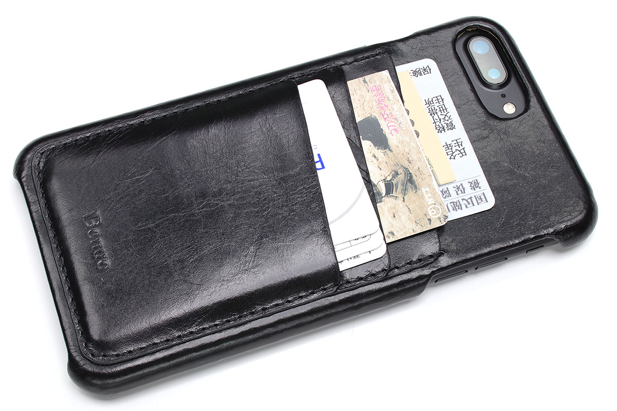 Benuo製ケース。Amazonで799円でした。背面に3つのポケットがあるケースで、上記カードが違和感なく収まり、まだ少し余裕がありました。カードを分類しつつ収められてイイ感じ。ただ、ケース自体の「つくりの精度」があまり高くなく、手作り感があり、ポケットの縫製部の強度に少し不安が残ります。とは言っても実用的な強度はあると思います。また、この価格で手に入るケースとしては十分納得できるつくりだとも感じられます。ケースが画面前方へ僅かにせり出していて、画面を下にして机面に置いても大丈夫です。