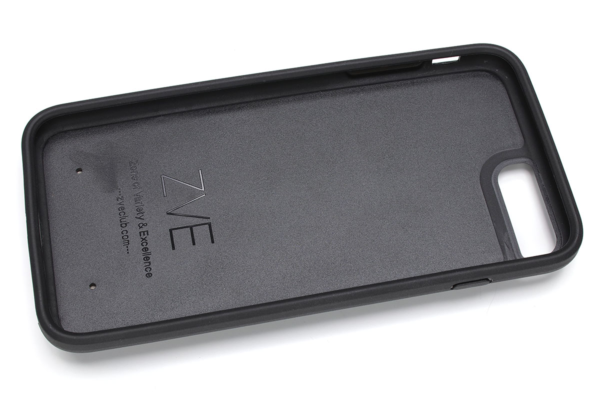 ZVE製ケース。Amazonで2150円でした。ほかのケースより1～2ランク頑丈な印象のケースで、背面にポケットがひとつあります。上記カードがやや余裕をもって収まり、タブを引くと全カードを容易に引き出すことができます。画面側端の出っ張りも大きく、机面を下にして置いても大丈夫＆安心という印象。少し「薄さ」という面に欠け、またやや高価ですが、タフめのケースの良さとカードが入ることの利便を兼ね備えたケースだと感じられます。