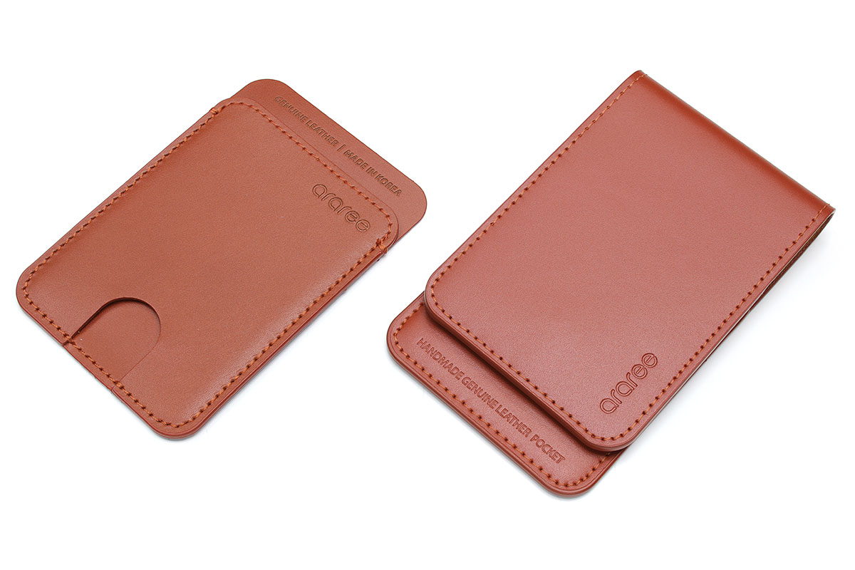 arareeの「Stick Pocket（スティックポケット）」と「Stick Wallet（スティックウォレット）」。公式ページは<a href="http://www.araree.jp/20160315/" class="n" target="_blank">コチラ</a>。1ポケットタイプが「Pocket」で、Amazonにて3356円。2つ折りの2ポケットタイプが「Wallet」で、Amazonにて3564円。どちらも端末裏面に貼るタイプのカードポケットで、1つのポケットに交通系ICカードを1枚程度が入ります。1ポケットに2枚くらいのカードも入りますが、そうなるとややタイトで、カードの抜き差しが少々面倒に。多めのカードを入れたい人には向きません。