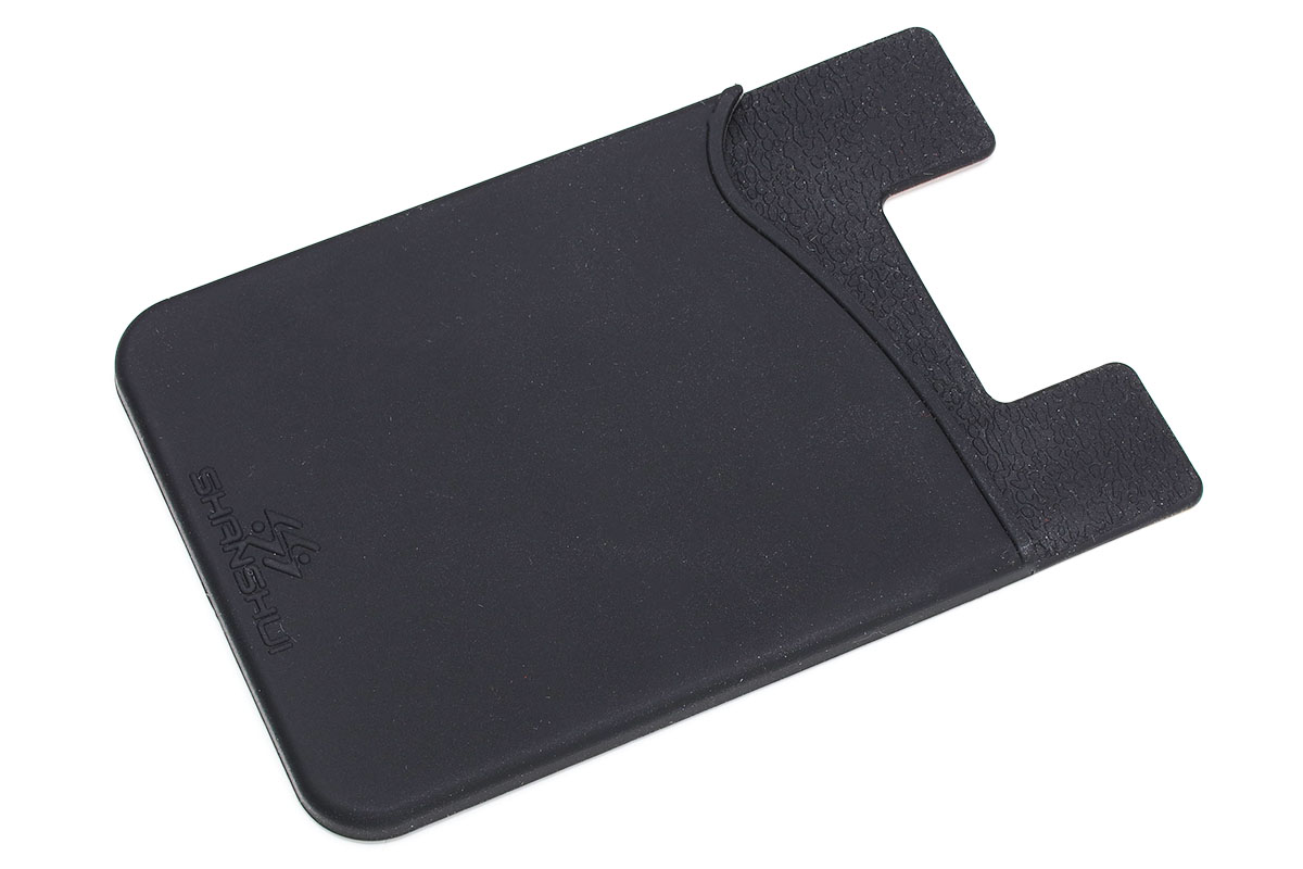 SHANSHUI製（<a href="http://amzn.asia/aRl0B26" class="n" target="_blank">Amazon.co.jpへのリンク</a>）の貼るタイプのシリコン製ポケット。Amazonにて2枚セットで699円でした。ある程度伸縮しますが、一般的なクレジットカードで2枚程度まで入れるのが実用限度という印象です。無理矢理カードなどを多く入れることもできますが、そうするとポケット前後中央部が膨らみ、端末から剥がれてしまうこともあります（端末の背面素材などによる）。これも1～2枚のカードを携帯したい人向きという感じです。