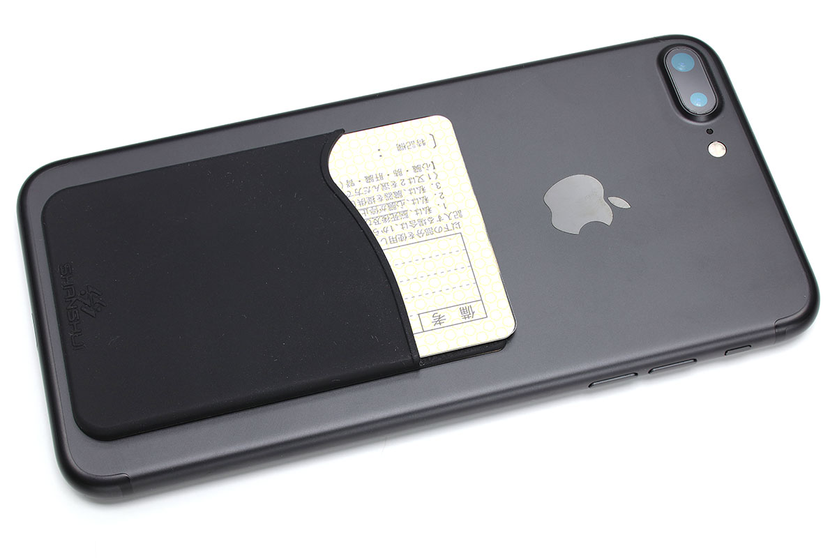 SHANSHUI製（<a href="http://amzn.asia/aRl0B26" class="n" target="_blank">Amazon.co.jpへのリンク</a>）の貼るタイプのシリコン製ポケット。Amazonにて2枚セットで699円でした。ある程度伸縮しますが、一般的なクレジットカードで2枚程度まで入れるのが実用限度という印象です。無理矢理カードなどを多く入れることもできますが、そうするとポケット前後中央部が膨らみ、端末から剥がれてしまうこともあります（端末の背面素材などによる）。これも1～2枚のカードを携帯したい人向きという感じです。