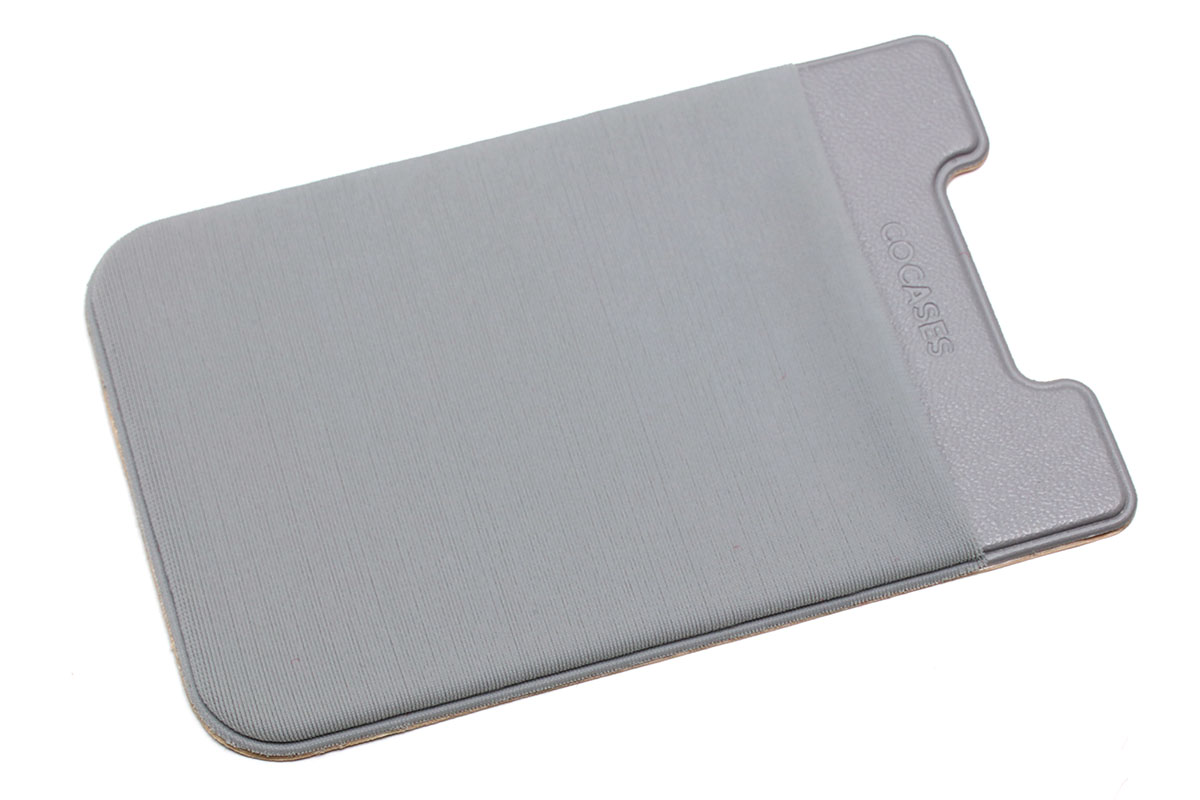 COCASES製（<a href="http://amzn.asia/dPSruXr" class="n" target="_blank">Amazon.co.jpへのリンク</a>）の貼るタイプのポケット。Amazonにて2枚セットで799円でした。Amazon商品説明には「シリコン製」とありますが、ライクラのような伸縮性に富んだ化繊のポケットです。運転免許、ボート免許、ICカード干渉防止シート、保険証、自動車保険関連カード（任意保険証書から切り取るドライバーカード）×3枚、テレホンカード、4つ折りの1万円札が全部収まりました。