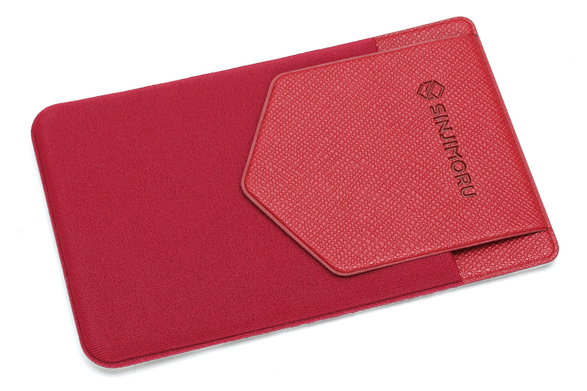 Sinjimoru（JP）製（<a href="http://amzn.asia/jc0aNEl" class="n" target="_blank">Amazon.co.jpへのリンク</a>）の貼るタイプのポケット。Amazonにて980円でした。これもライクラのような伸縮素材のポケットですが、カードが不意に抜け落ちないフラップ付きです。ただ、実際に使ってみると「フラップがなくてもカードは抜けないかも」という印象。実用性に加えて安心感が欲しいならコレもイイと思います。なお、これにも、運転免許、ボート免許、ICカード干渉防止シート、保険証、自動車保険関連カード（任意保険証書から切り取るドライバーカード）×3枚、テレホンカード、4つ折りの1万円札が全部収まりました。