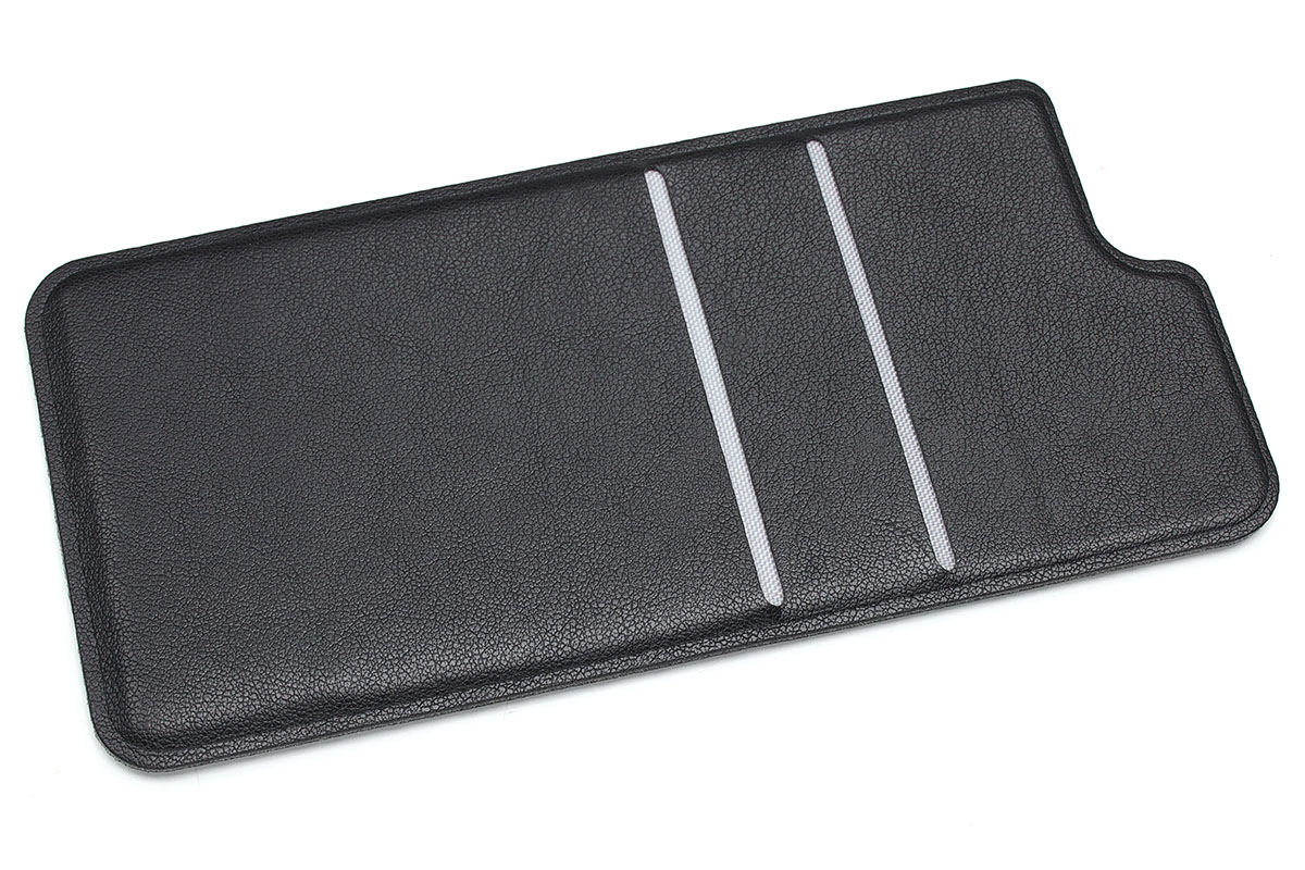 dodocool製（<a href="http://amzn.asia/8MWpPln" class="n" target="_blank">Amazon.co.jpへのリンク</a>）の貼るタイプのポケットで、2つのポケットがあります。Amazonにて649円でした。各ポケットに1枚ずつのカードが入ります。それ以上入れると出し入れがキツくなる程度、ポケットはタイト気味。薄さも感じられますので、端末に2枚のカードをスリムに装着するのに良い感じです。