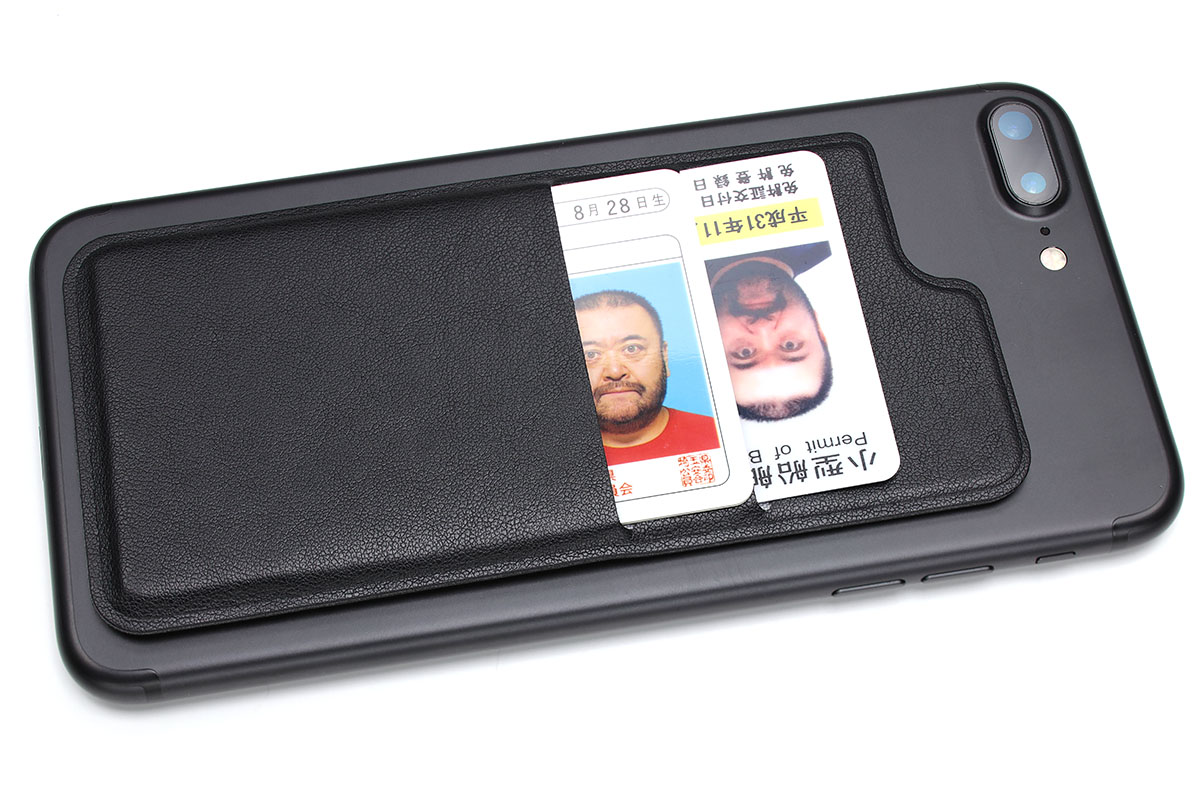 dodocool製（<a href="http://amzn.asia/8MWpPln" class="n" target="_blank">Amazon.co.jpへのリンク</a>）の貼るタイプのポケットで、2つのポケットがあります。Amazonにて649円でした。各ポケットに1枚ずつのカードが入ります。それ以上入れると出し入れがキツくなる程度、ポケットはタイト気味。薄さも感じられますので、端末に2枚のカードをスリムに装着するのに良い感じです。