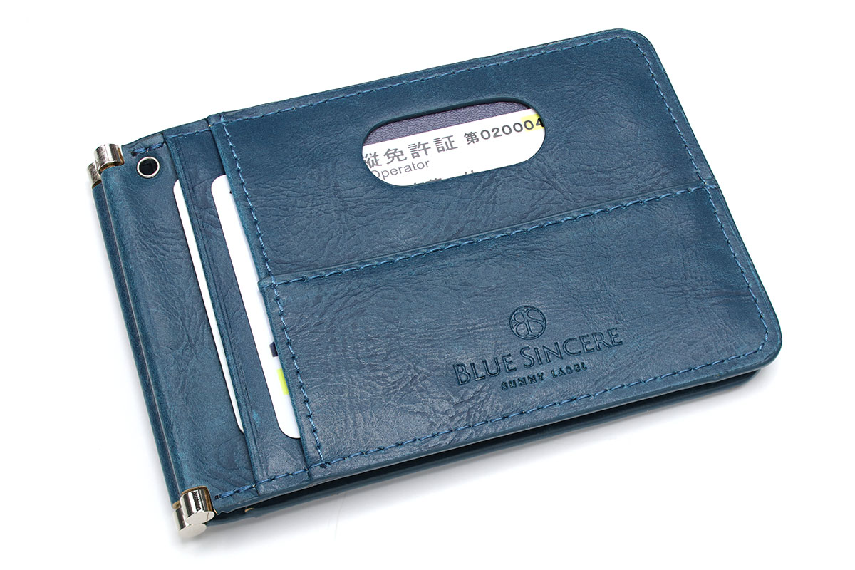 Blue Sincere製のパスケース。Amazonにて1680円でした。クリアポケットが3つと、押し出し穴付きカードポケットが1つ、さらに紙幣を入れるポケットもあります。金属製のヒンジによりスムーズに開閉し、厚みは7mm程度しかありません。