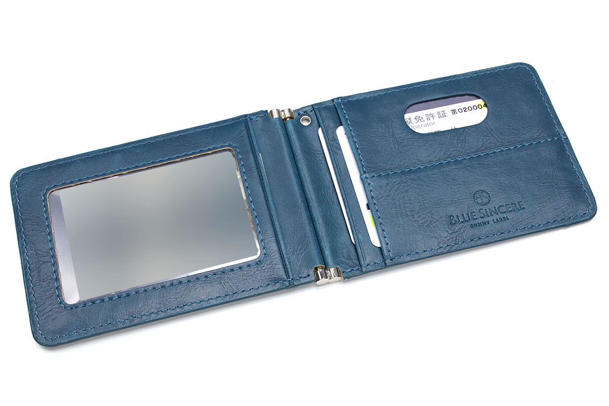Blue Sincere製のパスケース。Amazonにて1680円でした。クリアポケットが3つと、押し出し穴付きカードポケットが1つ、さらに紙幣を入れるポケットもあります。金属製のヒンジによりスムーズに開閉し、厚みは7mm程度しかありません。