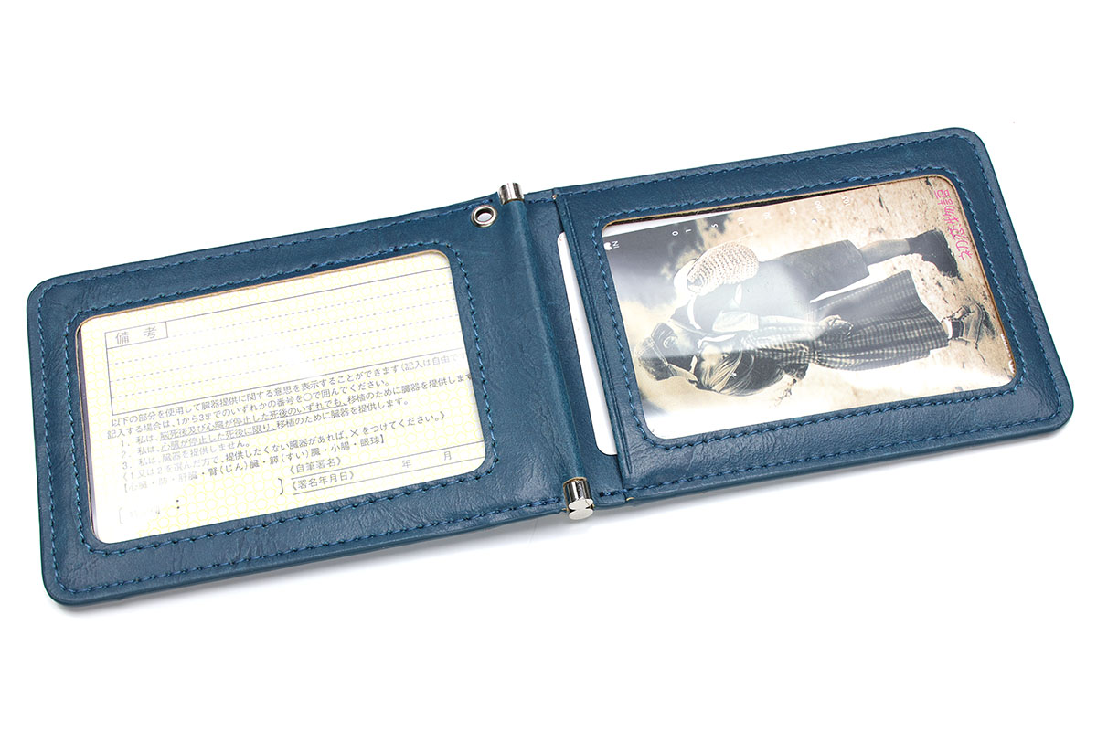 Blue Sincere製のパスケース。Amazonにて1680円でした。クリアポケットが3つと、押し出し穴付きカードポケットが1つ、さらに紙幣を入れるポケットもあります。金属製のヒンジによりスムーズに開閉し、厚みは7mm程度しかありません。