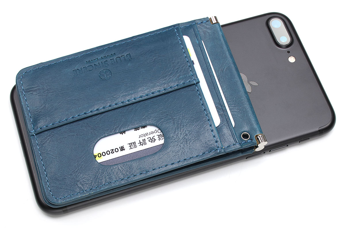 パスケースのクリアポケット表面（透明の窓のエリア）に両面テープを貼り、iPhone 7 Plus背面に貼っちゃいます。金属のヒンジがiPhone背面に当たるので、極薄iPhoneケースを装着した上でパスケースを貼ったほうがいいかも!?　この状態でスムーズに開閉します。運転免許、ボート免許、ICカード干渉防止シート、保険証、自動車保険関連カード（任意保険証書から切り取るドライバーカード）×3枚、テレホンカード、4つ折りの1万円札が全部収まりまり、思ったほど嵩張った感じもしませんでした。