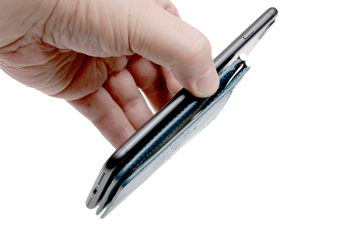 1mm厚のネオジム磁石とスチール板をパスケース内側に貼りました。これで適度な強さでパスケースを閉じた状態に保てます。スチールシートはシンワ測定の「スチールシート 10×20cm 0.2mm厚 粘着剤付 2枚入」（<a href="http://www.shinwasokutei.co.jp/products/72200/" class="n" target="_blank">公式ページ</a>）をカットして2枚重ねにして使っています。