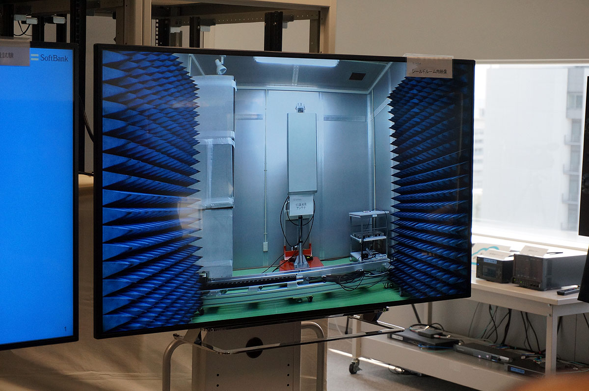 テスト用の電波（4.7GHz帯）と電波暗室でのデモ