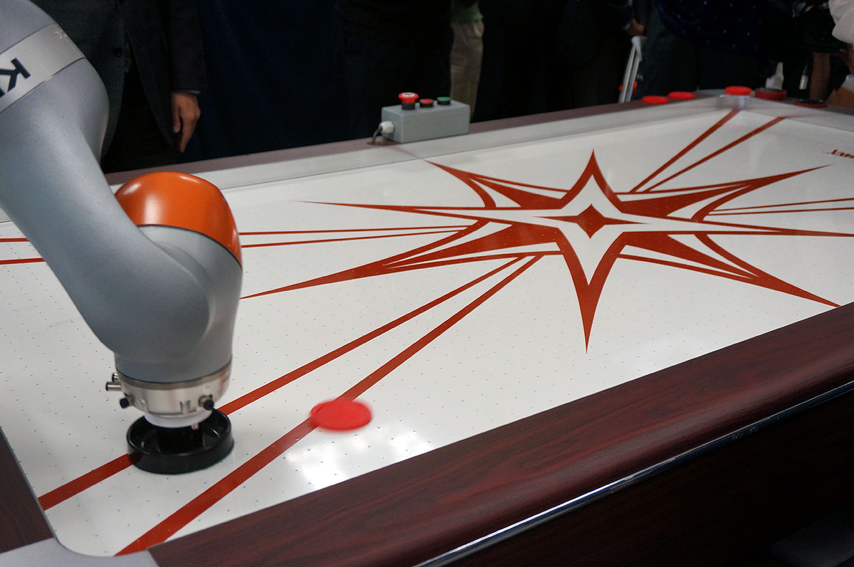 ロボットアームでエアホッケー。商用化されれば工場でのロボットの遠隔制御などに役立つと期待しているという