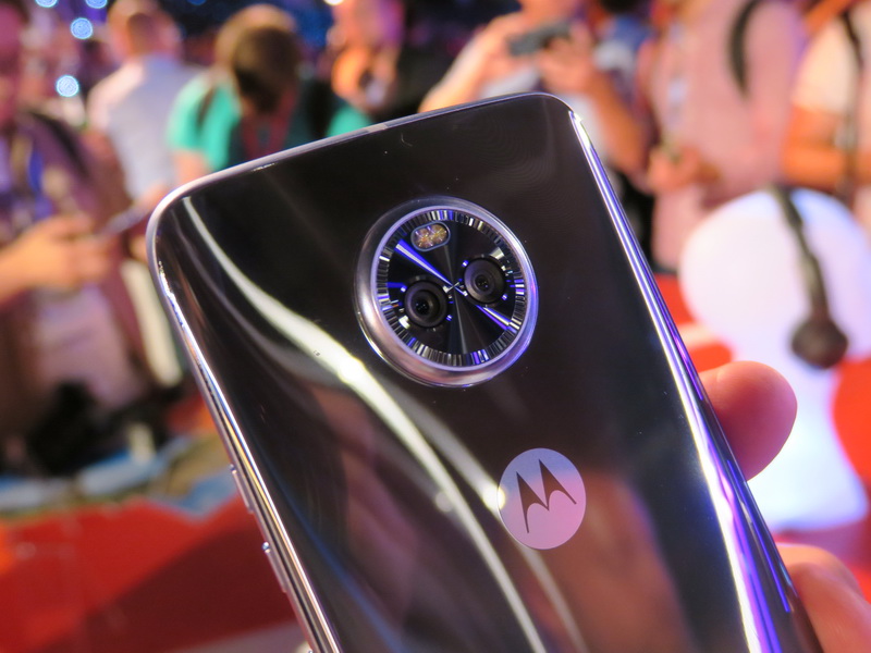 モトローラの「Moto X4」に搭載されるデュアルカメラは、LEDと共に、時計のベゼルのようなリングにまとめられている