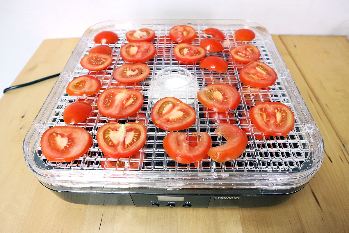 薄切りにしたトマトを2段積み、その上にキウイとバナナのトレイを載せた