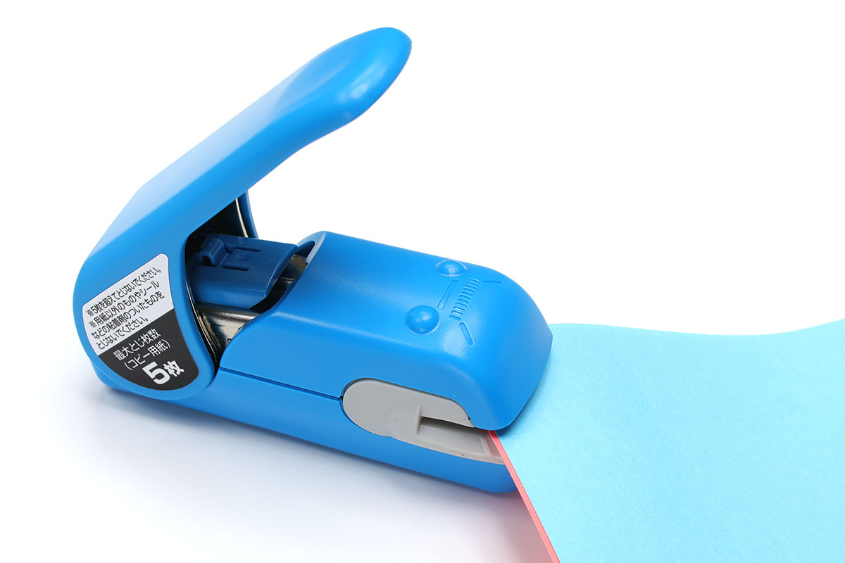 コクヨの「ハリナックスプレス」。使い方は一般的なホッチキスとよく似ていて、2枚以上の紙を挟み込んでハンドルを握るだけです。コピー用紙で約5枚まで綴じられます。