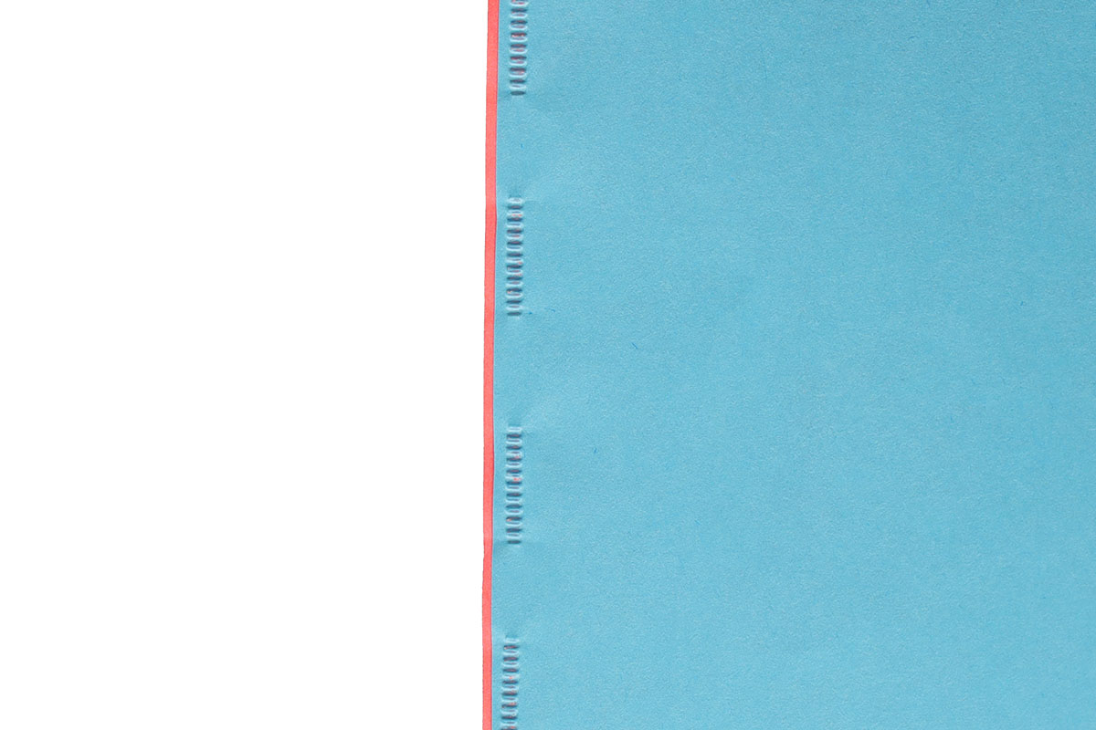 ハンドルを握ると、紙の角や辺のあたりにギザギザ模様が。このギザギザにより紙が綴じられます。1箇所だけだと剥がれたり破れたりしやすいので、紙の辺を複数箇所プレスするのがいいでしょう。