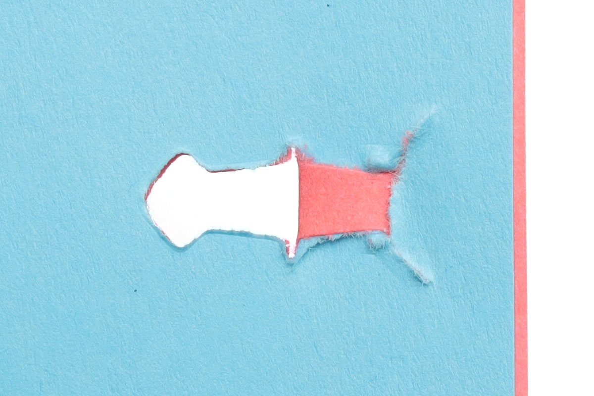 こんなふうに紙に穴を開け、紙自身をテープ状に通して綴じます。穴の長さは約8mm。穴のカタチが独特です。