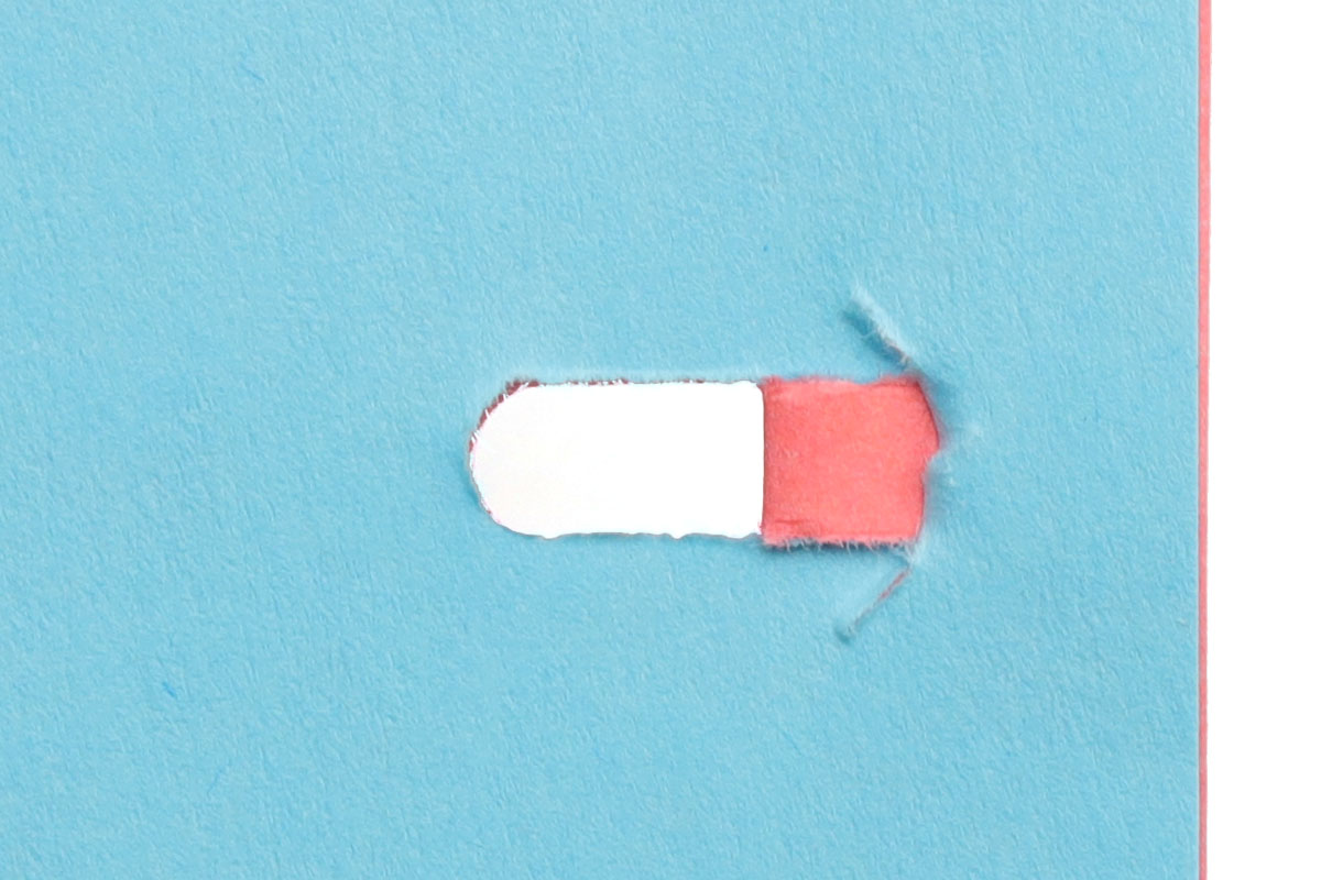 マックスの「サクリステッチャー HPS-5」。綴じられる枚数は5枚までで、軽い力で「サクリッ」と穴が開きます。写真中央と右は、綴じた箇所を表と裏から見たところ（以下同様）。穴の長さは約7mm。穴の形状もシンプルでイイ感じですが、切り口が少し荒いです。