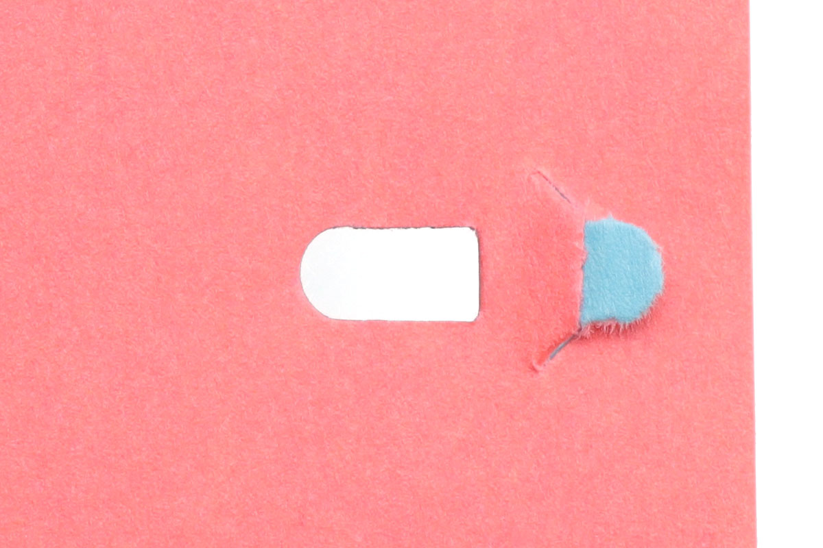 マックスの「サクリステッチャー HPS-5」。綴じられる枚数は5枚までで、軽い力で「サクリッ」と穴が開きます。写真中央と右は、綴じた箇所を表と裏から見たところ（以下同様）。穴の長さは約7mm。穴の形状もシンプルでイイ感じですが、切り口が少し荒いです。