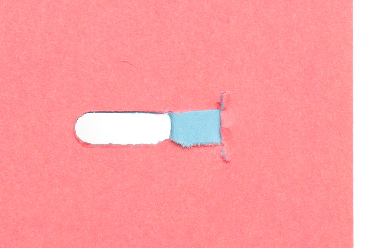 クツワの「針なしホッチキス ゼロ針 グリーン ST001GR」。綴じられる枚数は4枚まで。紙を5cmくらいまで噛み込める製品で、穴の形はシンプルで小さめ。穴の長さは約8mm。切り口もわりとキレイで好印象ですが、ほかの製品と比べると「ハンドルが硬めで力が要る」という感じです。