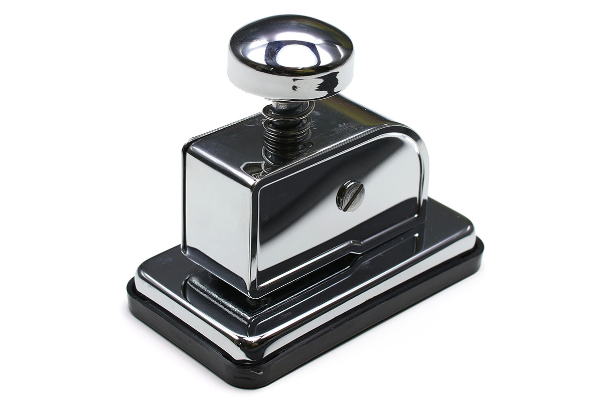 リヒトラブの「ステープレス M-5」。スチール製でピッカピカのシルバー、そしてレトロっぽい見栄えが素敵です。綴じられる枚数は4枚まで。穴の長さは約10mm。きれいな穴が開きますが、穴開けにかなり力が要りますので、片手で持ってでは使いにくい感じ。ヤケに力が要るのに、4枚までしか対応しないという点で、「生産中止商品」になっちゃったのかもしれません。