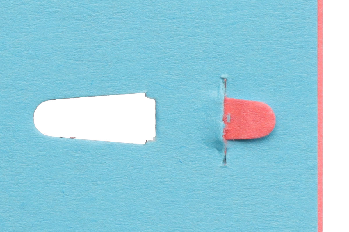 リヒトラブの「ステープレス M-5」。スチール製でピッカピカのシルバー、そしてレトロっぽい見栄えが素敵です。綴じられる枚数は4枚まで。穴の長さは約10mm。きれいな穴が開きますが、穴開けにかなり力が要りますので、片手で持ってでは使いにくい感じ。ヤケに力が要るのに、4枚までしか対応しないという点で、「生産中止商品」になっちゃったのかもしれません。