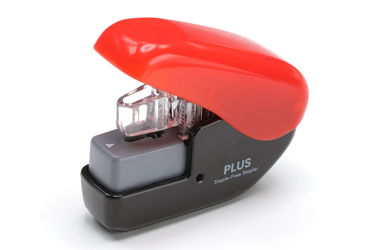 プラスの「ペーパークリンチミニ SL-104NB」。綴じられる枚数は4枚まで。穴の長さは約7mm。穴のカタチがシンプルで切り口もキレイ、コンパクトさもなかなかイイ感じです。穴を開ける位置をしっかり確認しつつ使える点も便利。ナニゲに秀逸な製品だと思います。