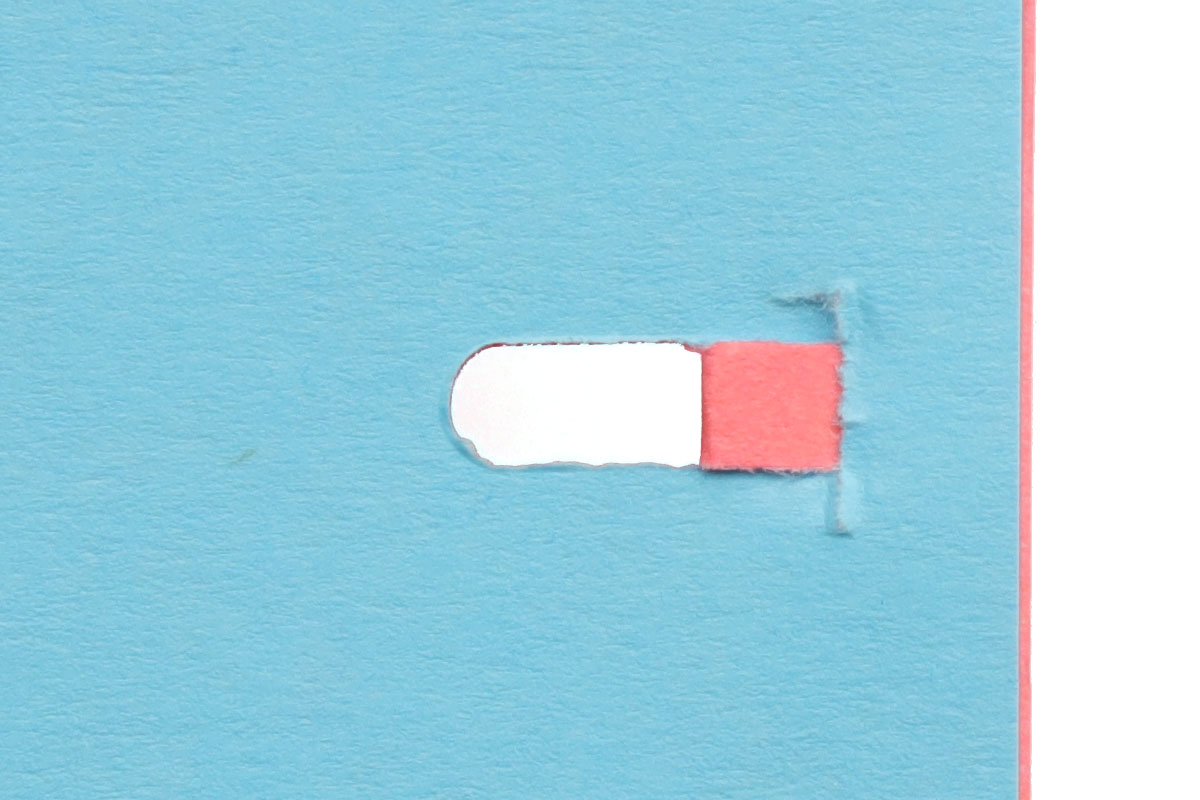 プラスの「ペーパークリンチミニ SL-104NB」。綴じられる枚数は4枚まで。穴の長さは約7mm。穴のカタチがシンプルで切り口もキレイ、コンパクトさもなかなかイイ感じです。穴を開ける位置をしっかり確認しつつ使える点も便利。ナニゲに秀逸な製品だと思います。