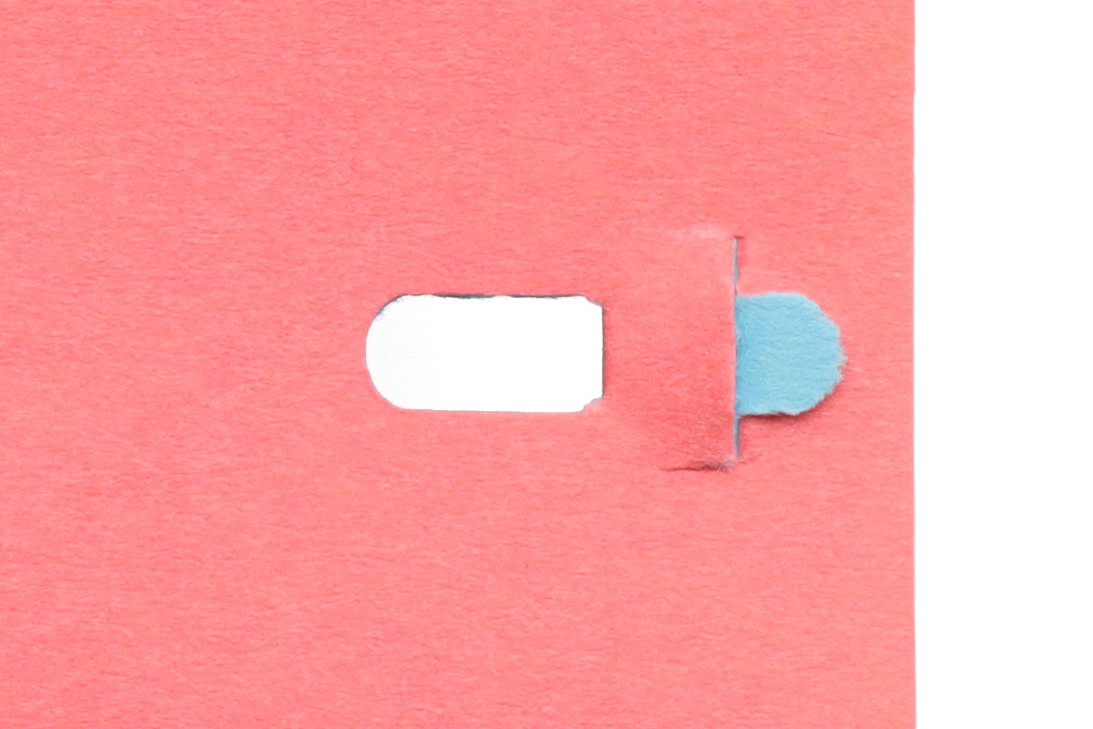 プラスの「ペーパークリンチミニ SL-104NB」。綴じられる枚数は4枚まで。穴の長さは約7mm。穴のカタチがシンプルで切り口もキレイ、コンパクトさもなかなかイイ感じです。穴を開ける位置をしっかり確認しつつ使える点も便利。ナニゲに秀逸な製品だと思います。