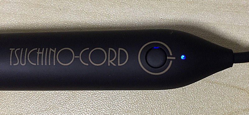 ボタン部分拡大。このボタンを押すとiPhoneへの給電が開始される。LEDの色と点滅でバッテリーの残量がわかる仕組みだ