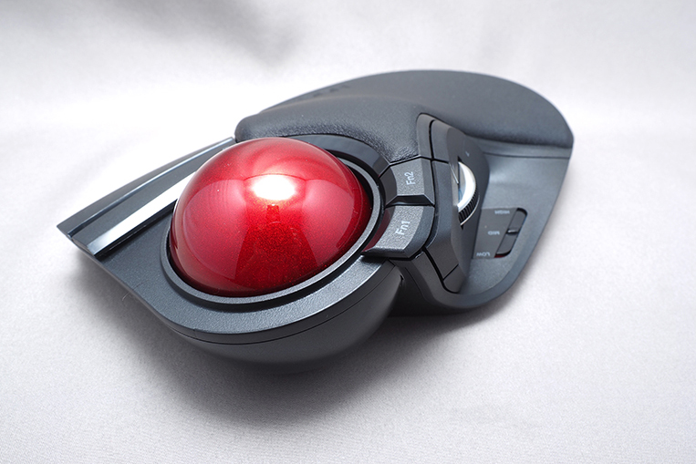 エレコムの大型トラックボール、M-HT1DRBK「HUGE」