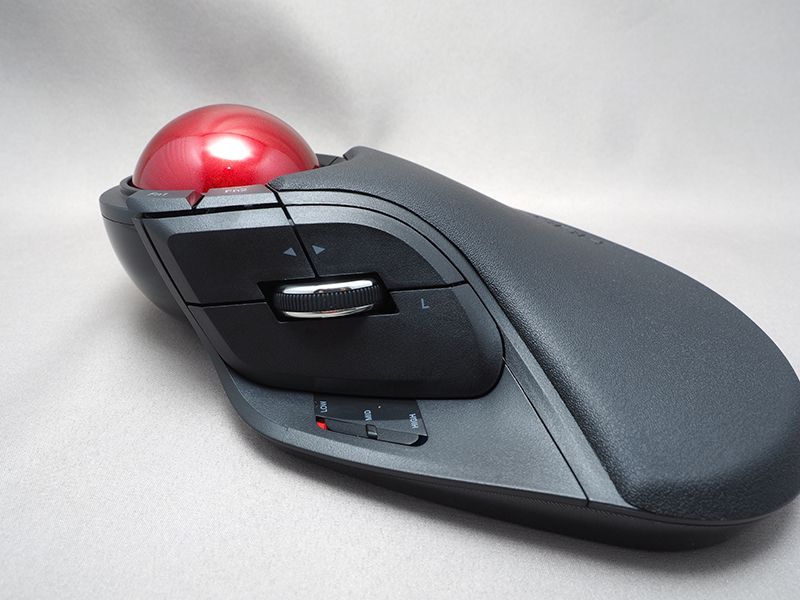 側面には、親指で操作する、3つのボタンとスクロールホイールが配置されている。分解能の切り替えスイッチは底面側に