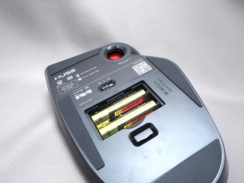 単3電池を2本使用する。PCに挿すワイヤレスレシーバーも収納可能