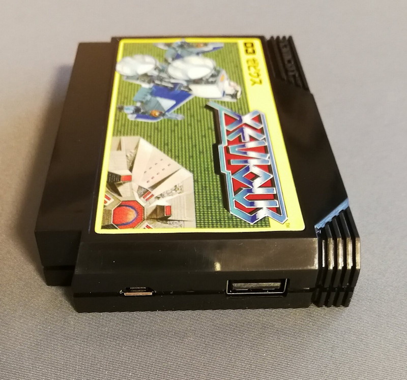 側面のmicroUSBポートとUSBポートを見て、初めてファミコンのカートリッジではないと気がつく