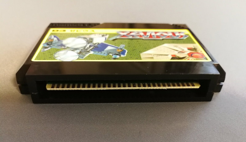 バッテリーの機能には一切貢献しないが、エッジコネクターは一番重要なパーツだ