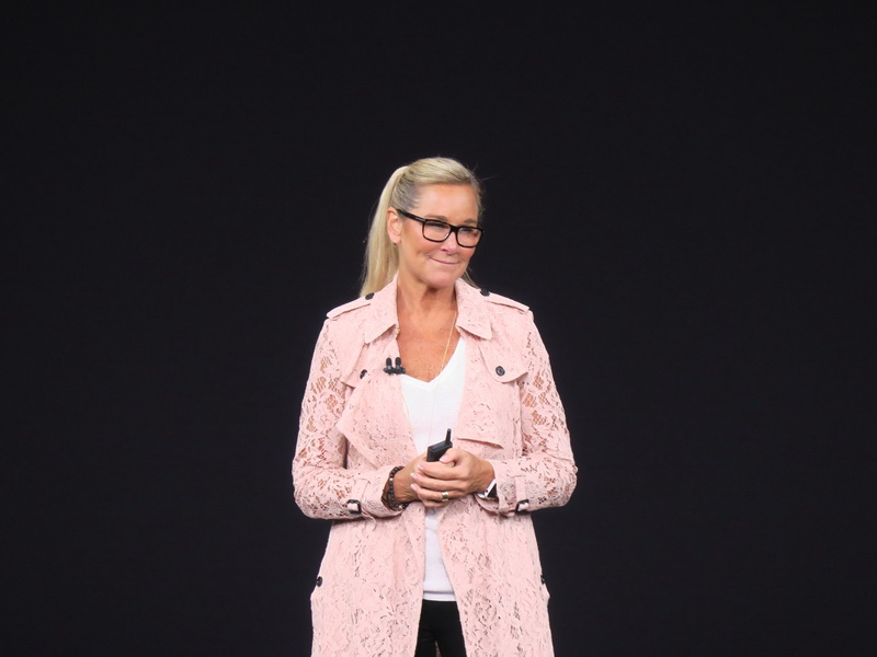 アップルの各地のストアでの取り組みを説明するリテール担当役員のアンジェラ・アーレンツ氏