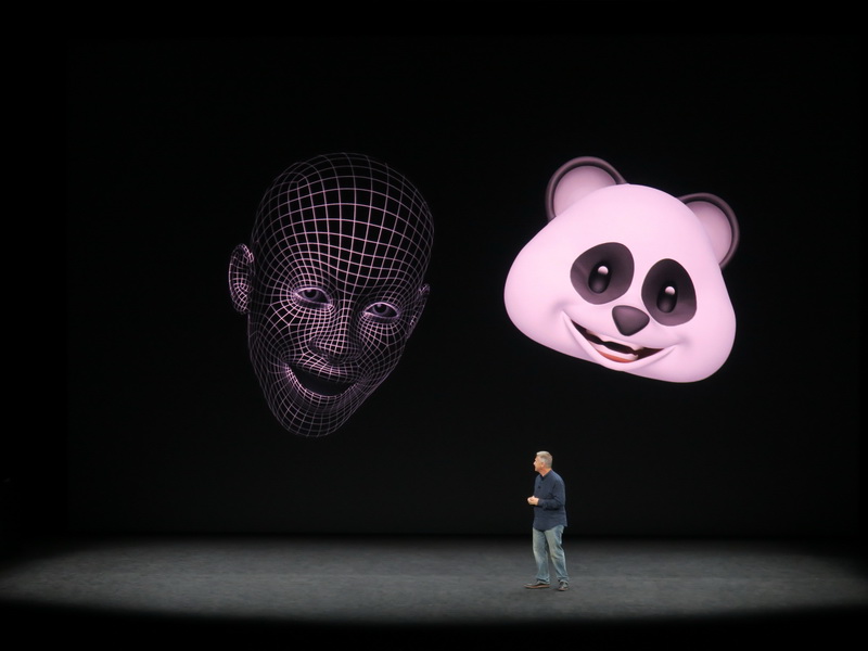 Face IDの特徴点を認識する技術を応用し、キャラクターを動かすことができるアニ文字。顔の表情だけでなく、頭の動きも連動する